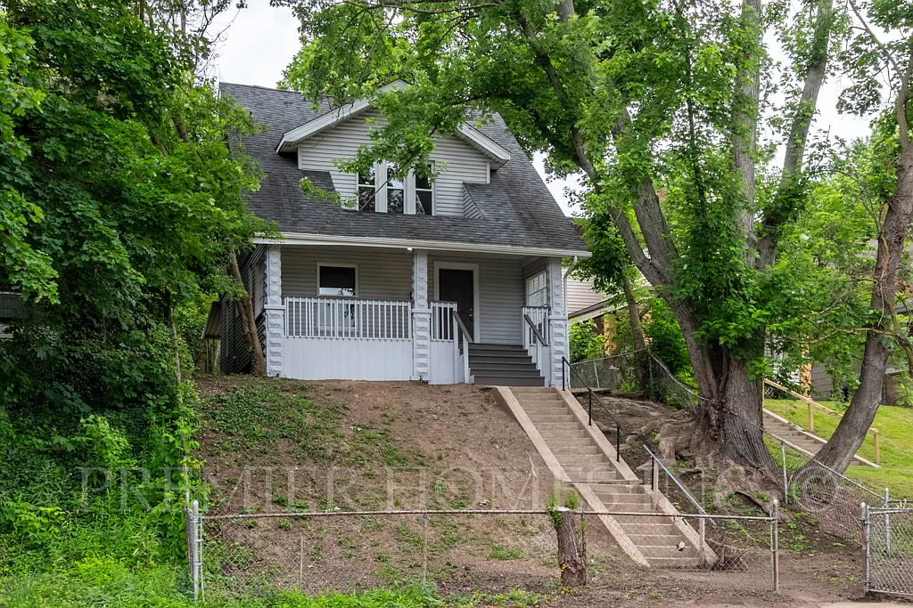 3 bed, 924 sqft, $1,395 — Photo 1