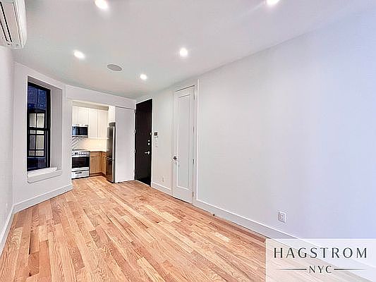4th image of 327 E 93rd St #4C