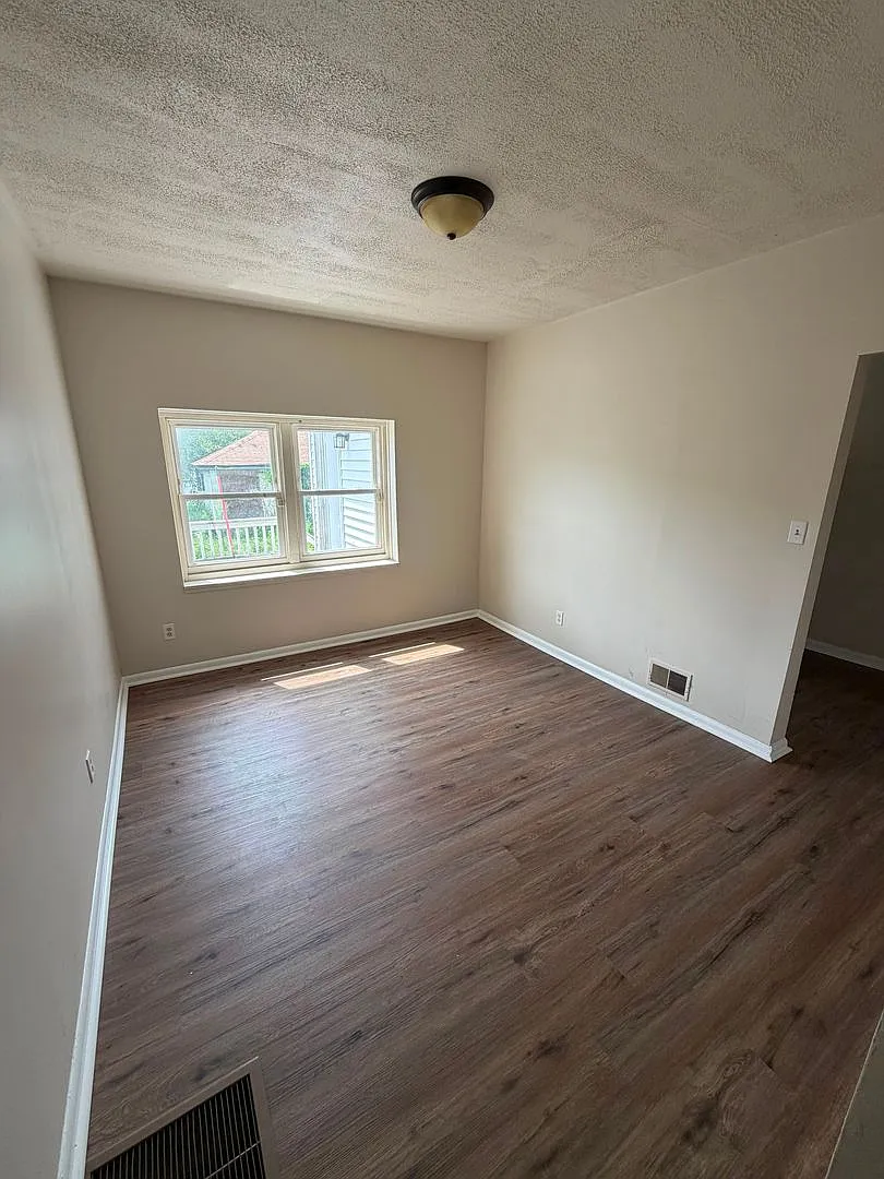 3 bed, $1,229 — Photo 1