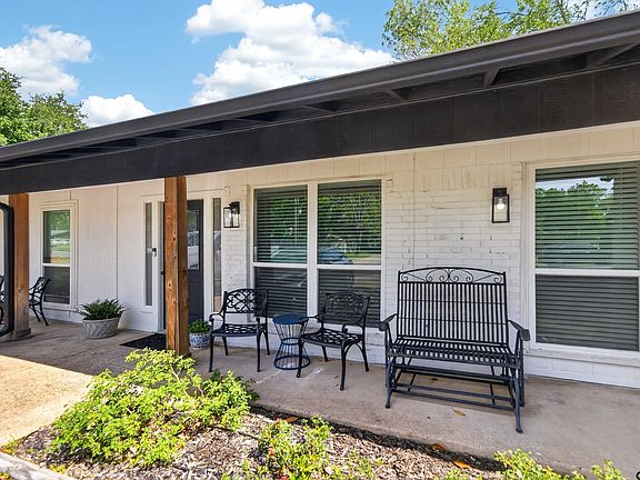 3rd image of 614 Colonial Dr