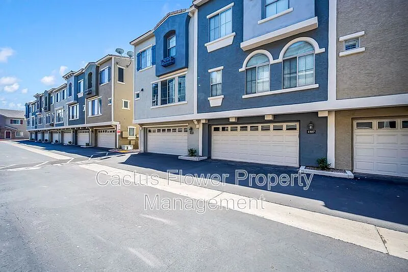 2 bed, 2.5 bath, 1100 sqft, $2,195 — Photo 4