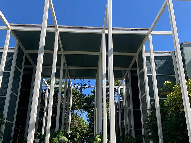 Main entrance to the Kahala Beach Apartments