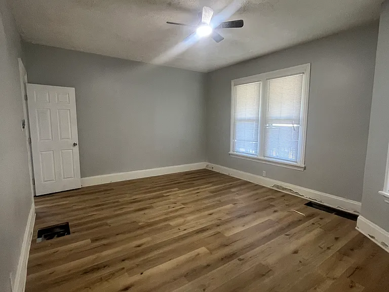 129 E Market St — Photo 9