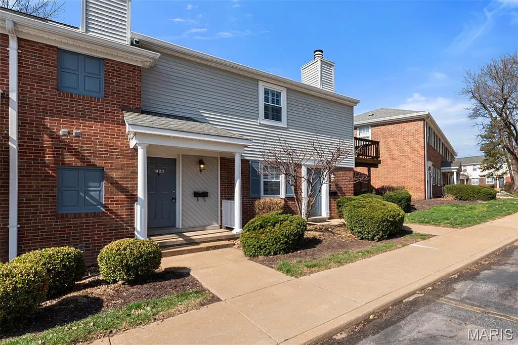 1423 Peacock Ln photo 1
