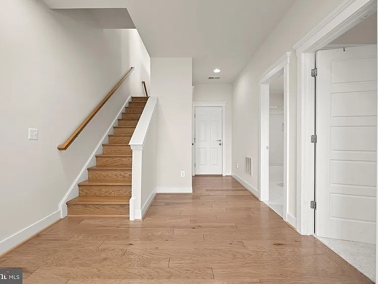 212 Upper Brook Ter — Photo 37