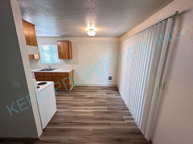 Charming 2-Bedroom Multiplex in Portland with Cozy 862 Sq Ft Layout - Perfect for Urban Living! — Photo 4