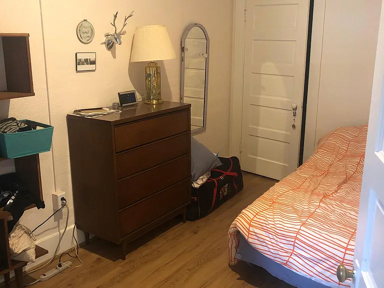 Center Bedroom (door is walk-in closet)