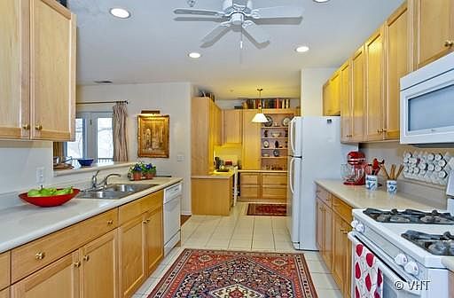 4th image of 1319 Chicago Ave APT 204