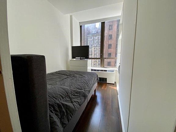 3rd image of 75 Wall St #18R