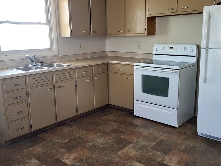 233 E Meade St — Photo 9