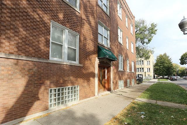 1st image of 3104 W Ainslie St #02