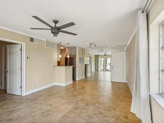5th image of 3040 NE 16th Avenue #402