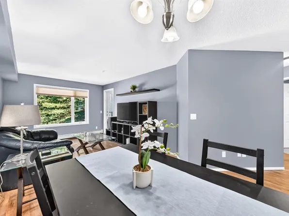 950 N Arbour Lake Rd NW #2219, Calgary, AB T3G 5B3