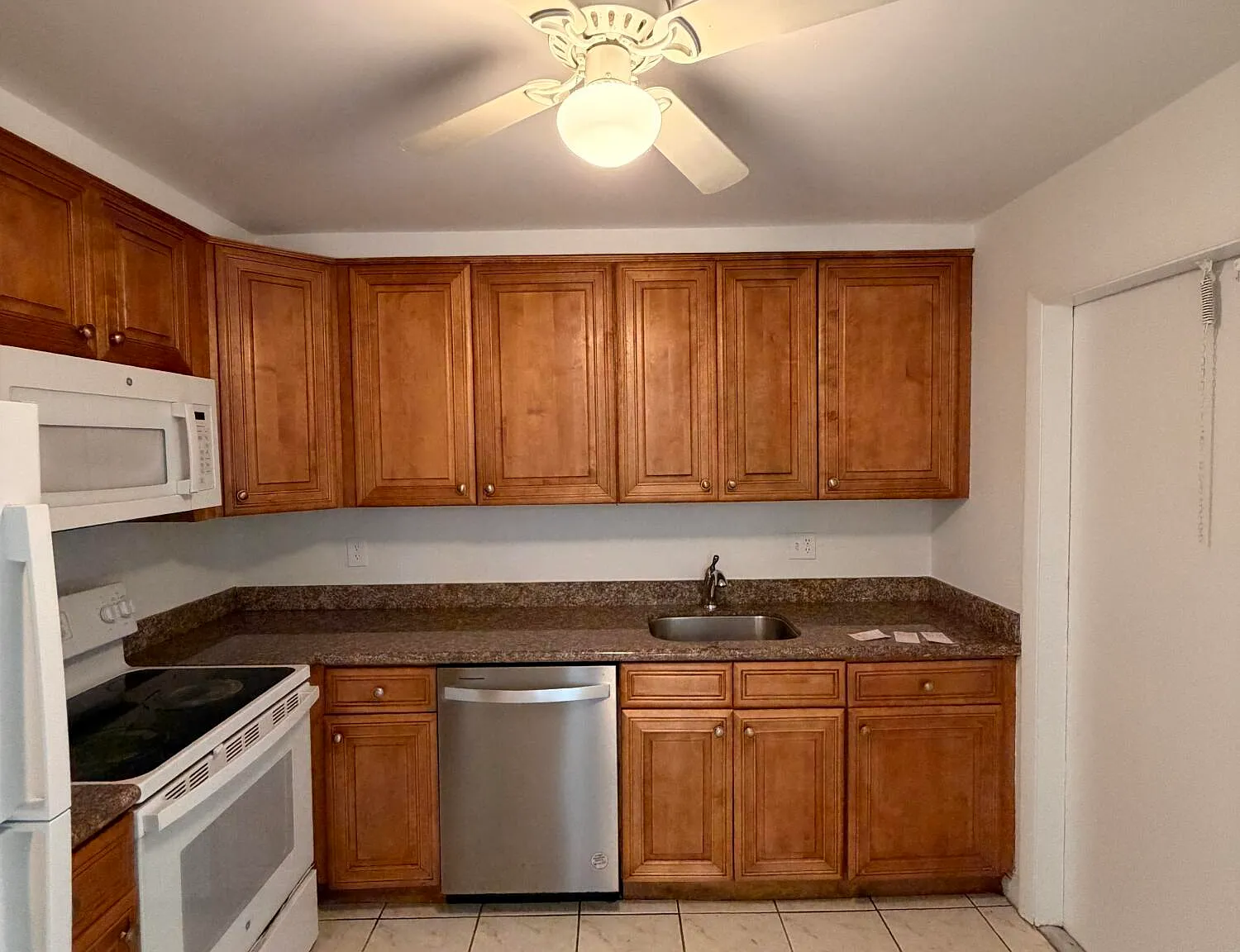 3 bed, 2.0 bath, 1286 sqft, $2,700 — Photo 3