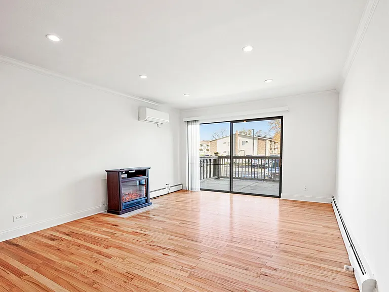 Emerald Court Apartments — Photo 47