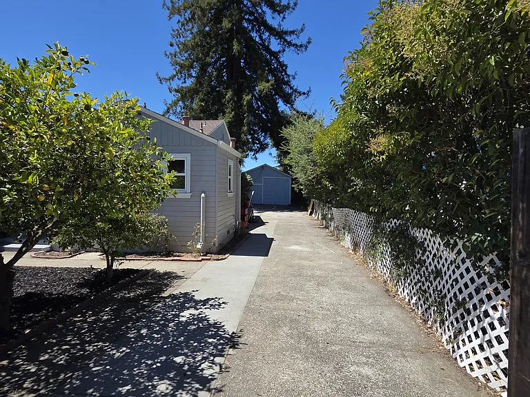 131 N San Pedro Rd — Photo 22