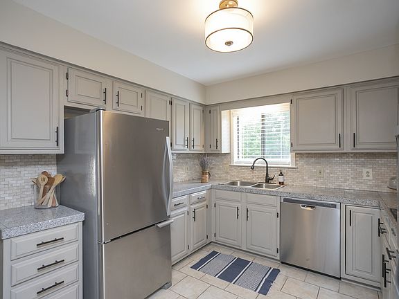 5th image of 729 Barlin Ct