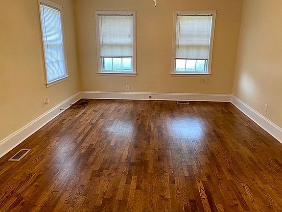 3rd image of 936 Chester Cir