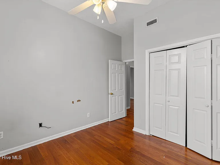 546 Jackson St — Photo 22