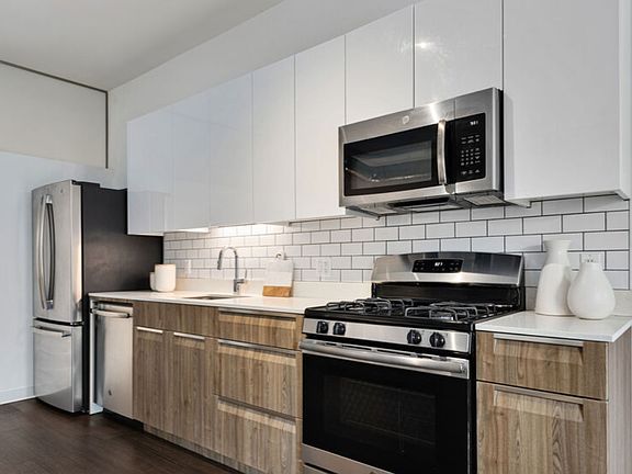 5th image of 2443 W Armitage Ave #305