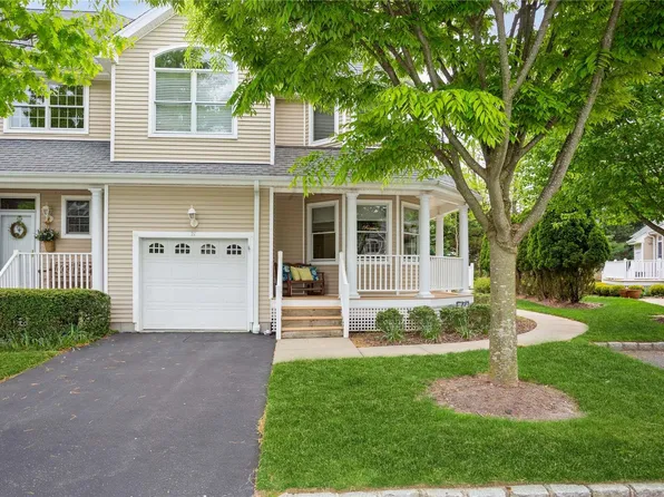 21 Emilys Way #21, East Setauket, NY 11733