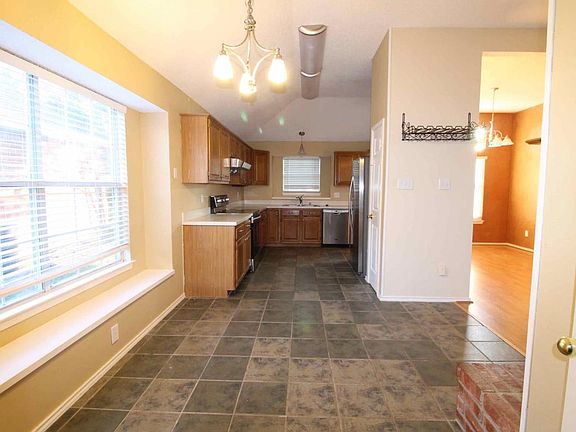 5th image of 3305 Columbus Dr