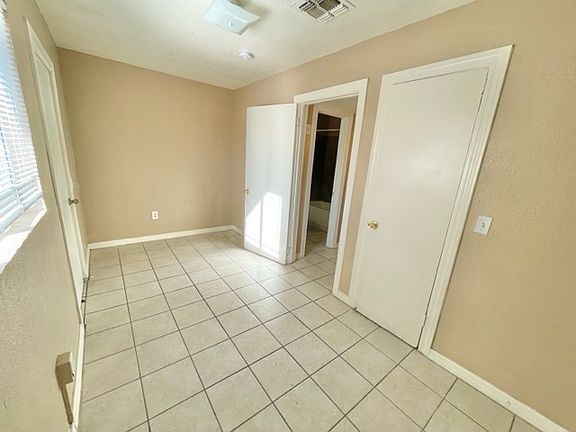 5th image of 49 W Oakland St APT 2