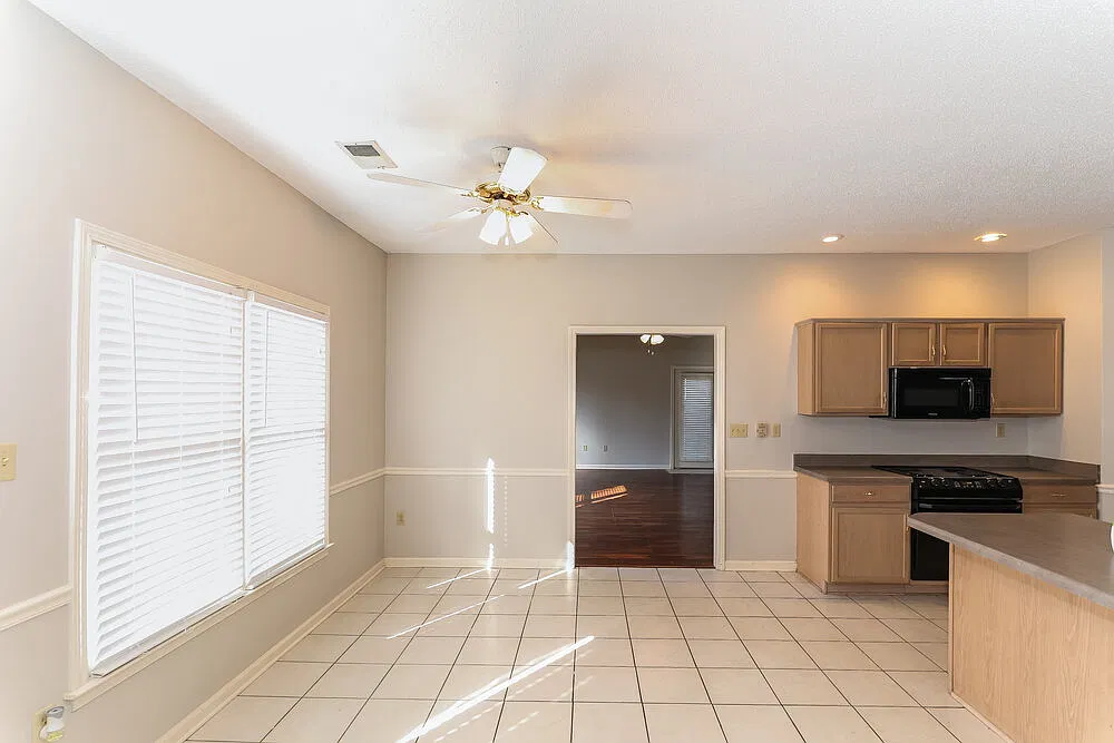 4 bed, 2.0 bath, 2632 sqft, $2,300 — Photo 4