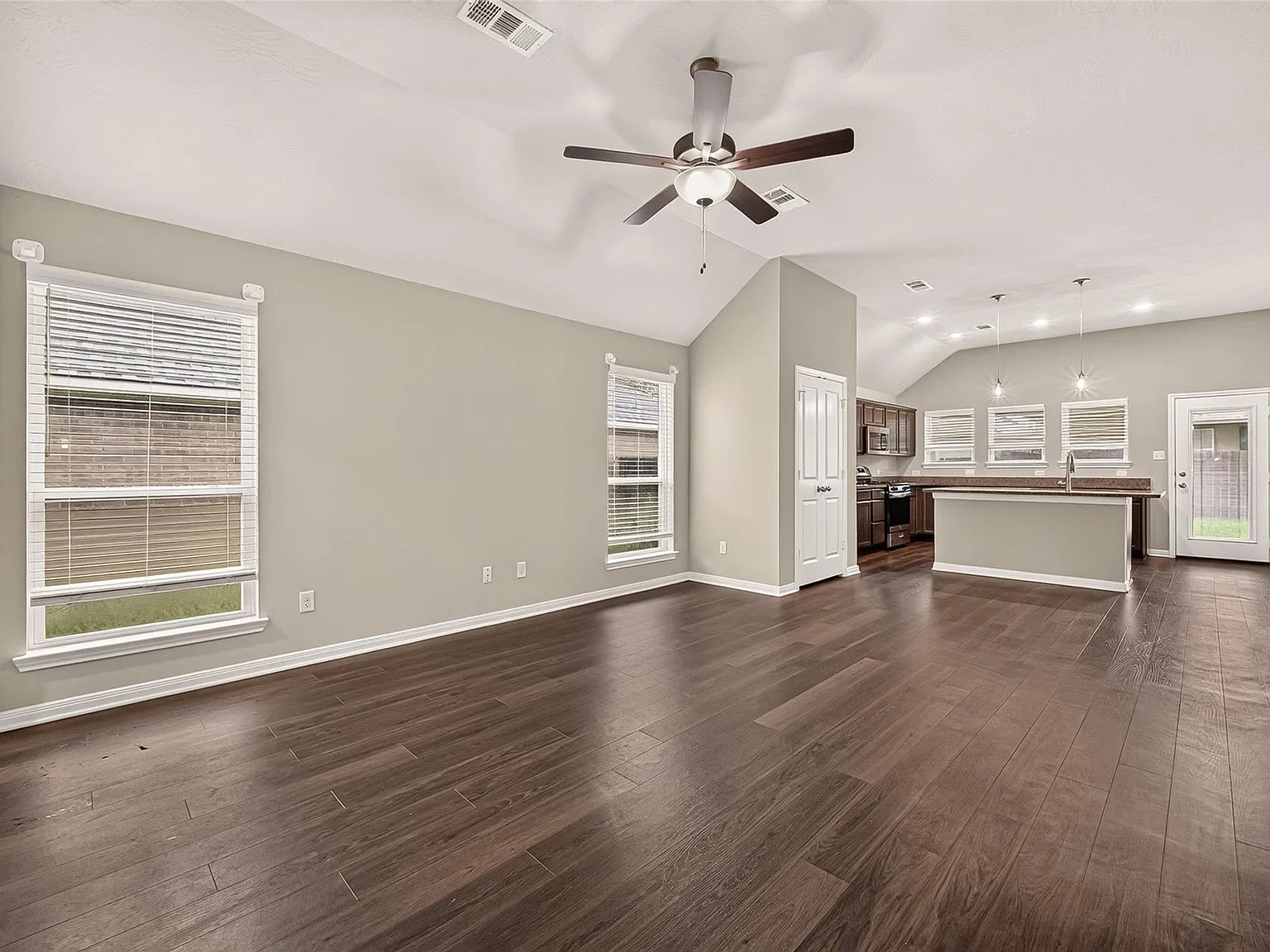 3 bed, 2.0 bath, 1551 sqft, $1,850 — Photo 3