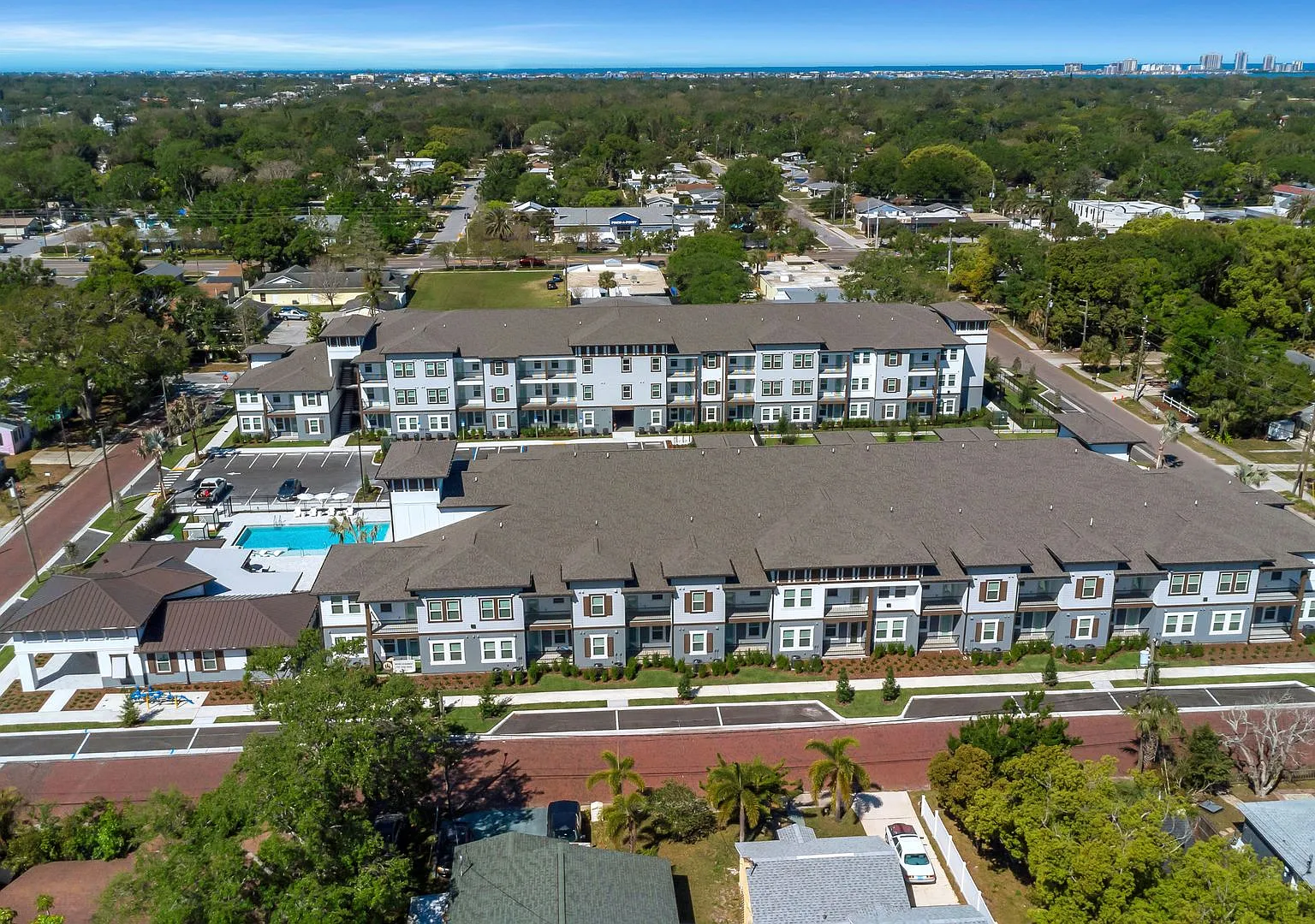 Everest Largo Apartments — Photo 4