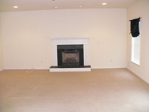 3rd image of 13 Glen Rock Cir