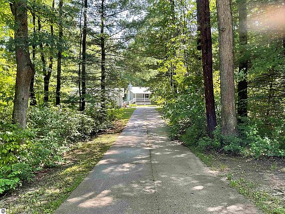 4th image of 3300 E Arnold Lake Rd