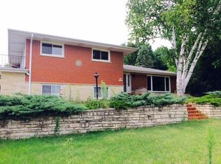 W215N10225 Hickory Dr, Germantown, WI 53017