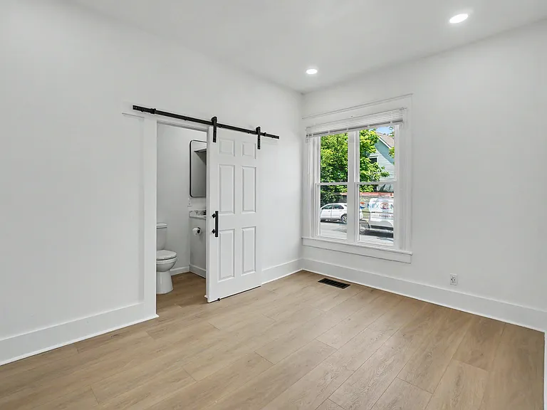 977 W Wayne St — Photo 15