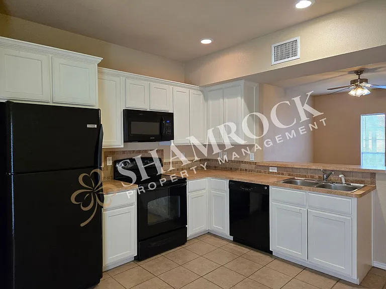 2230 Breezy Dr — Photo 6