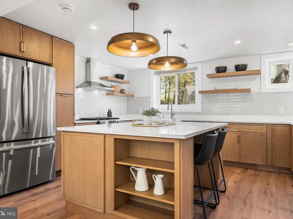 8508 Crowley Pl, Alexandria, VA 22308