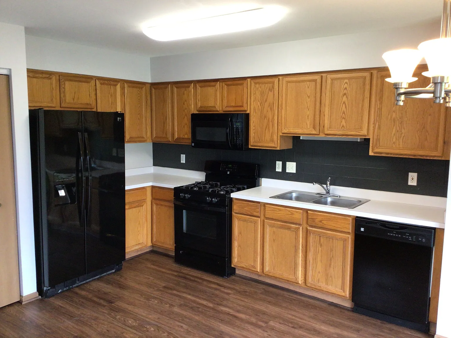 4 bed, 2.5 bath, 2212 sqft, $3,315 — Photo 2