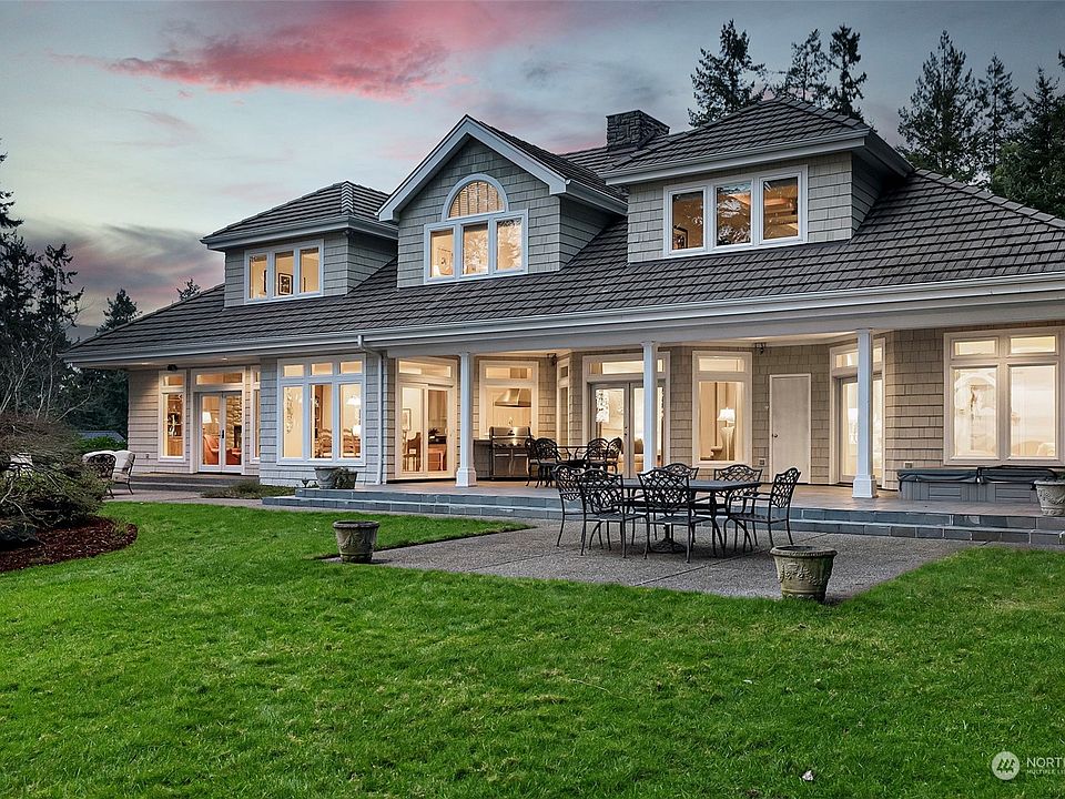 Welcome to this breathtaking home in the Pt. Fosdick area of beautiful Gig Harbor. Expansive windows and soaring ceilings are just the beginning.>