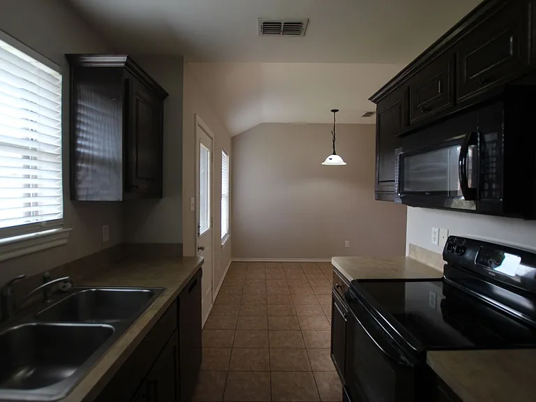 Coming Soon! Mission Ranch- 2 Bedroom Duplex for Rent in Lindale! — Photo 9