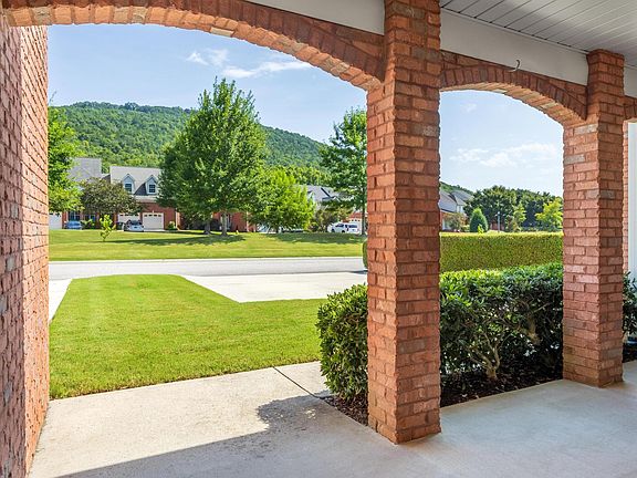 5th image of 724 Outlook Ln