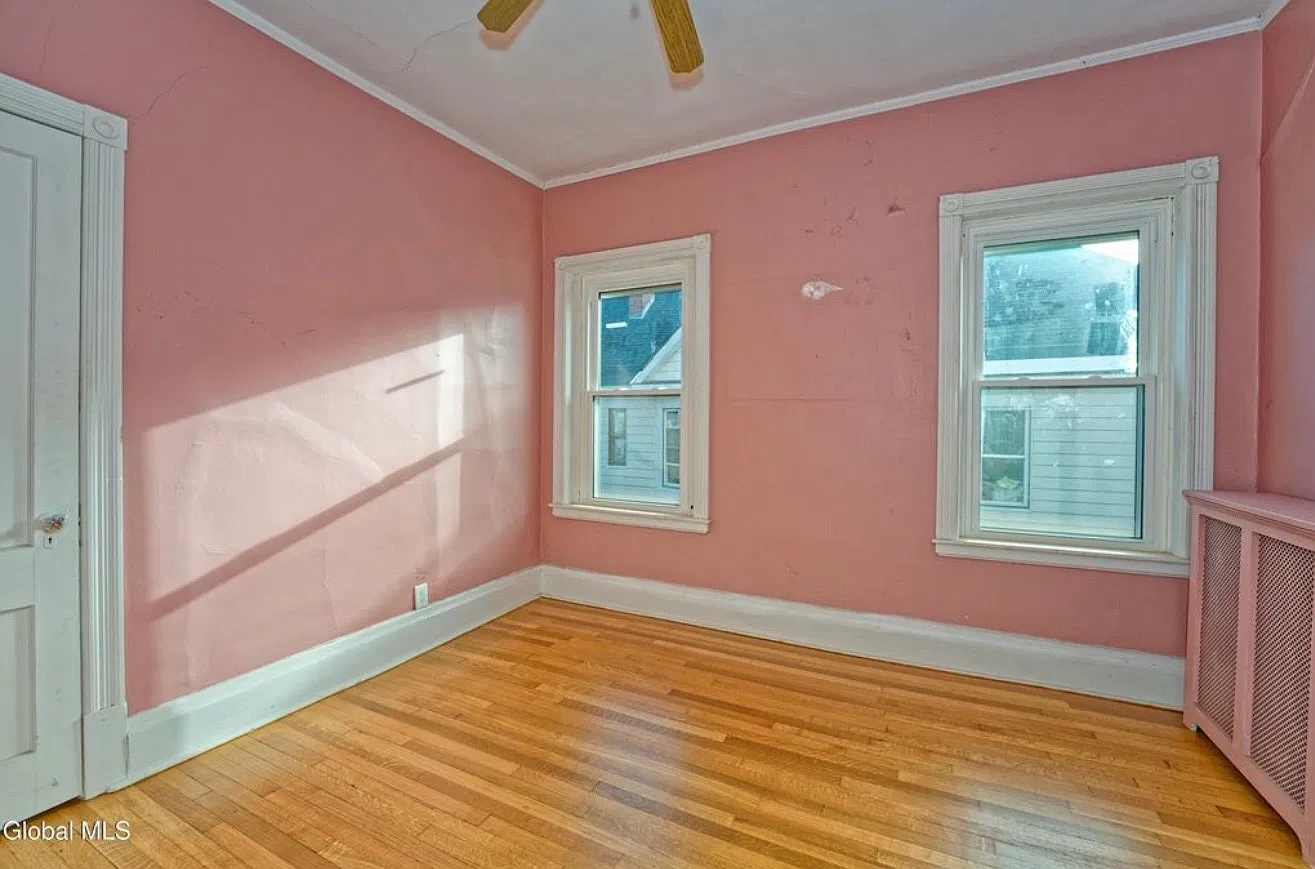 4 bed, 2.5 bath, 2760 sqft, $2,700 — Photo 2