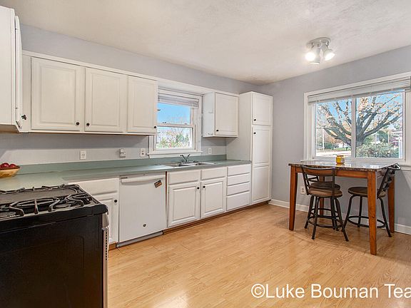 5th image of 933 E 8th St