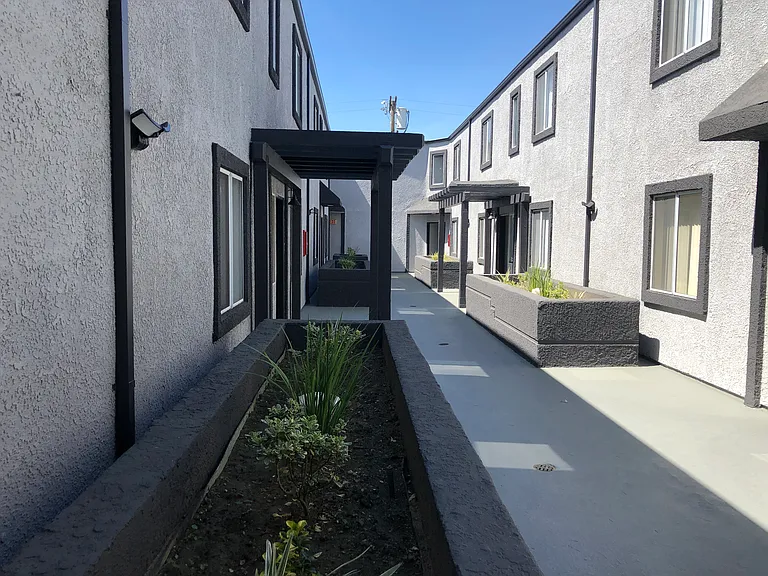 BAIRD APARTMENTS — Photo 8