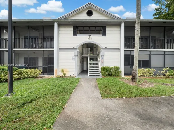 921 NE 199th St APT 108, Miami, FL 33179