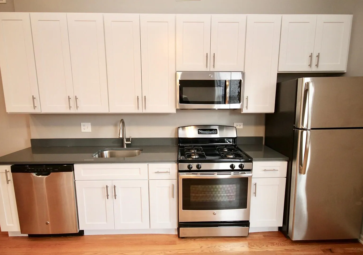 617 W Drummond Pl — Photo 3