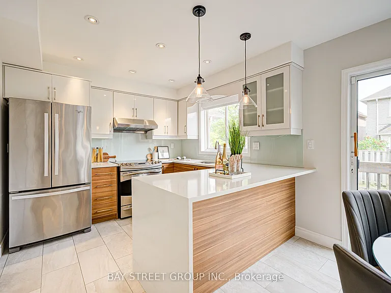43 Tower Bridge Cres — Photo 11