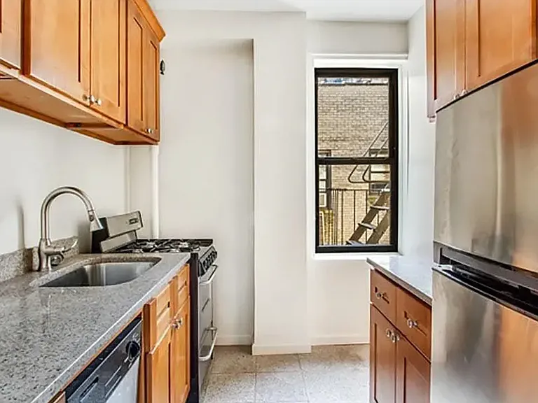 145 E 22nd St #1H — Photo 2