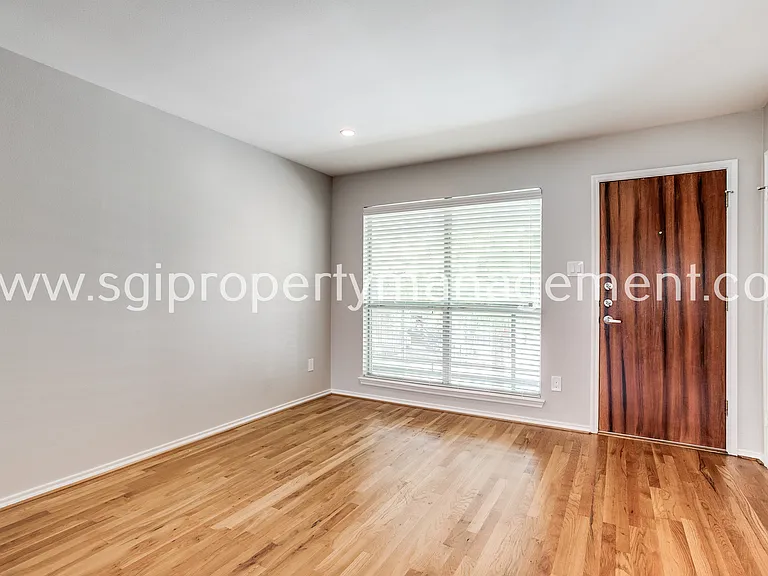4616 W Lovers Ln — Photo 2