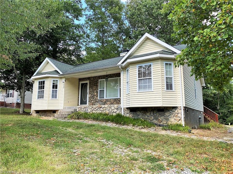 1st image of 425 Hidden Valley Dr