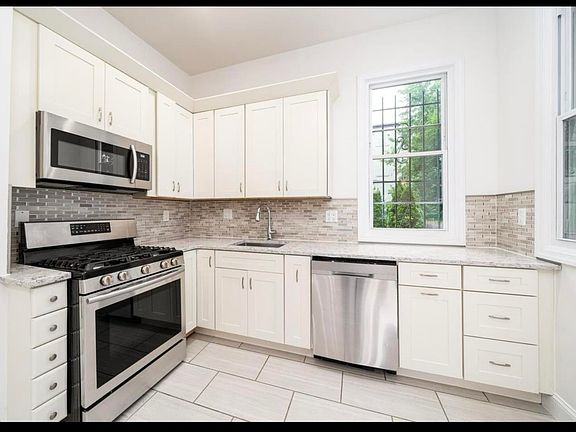 3rd image of 28 Jones St